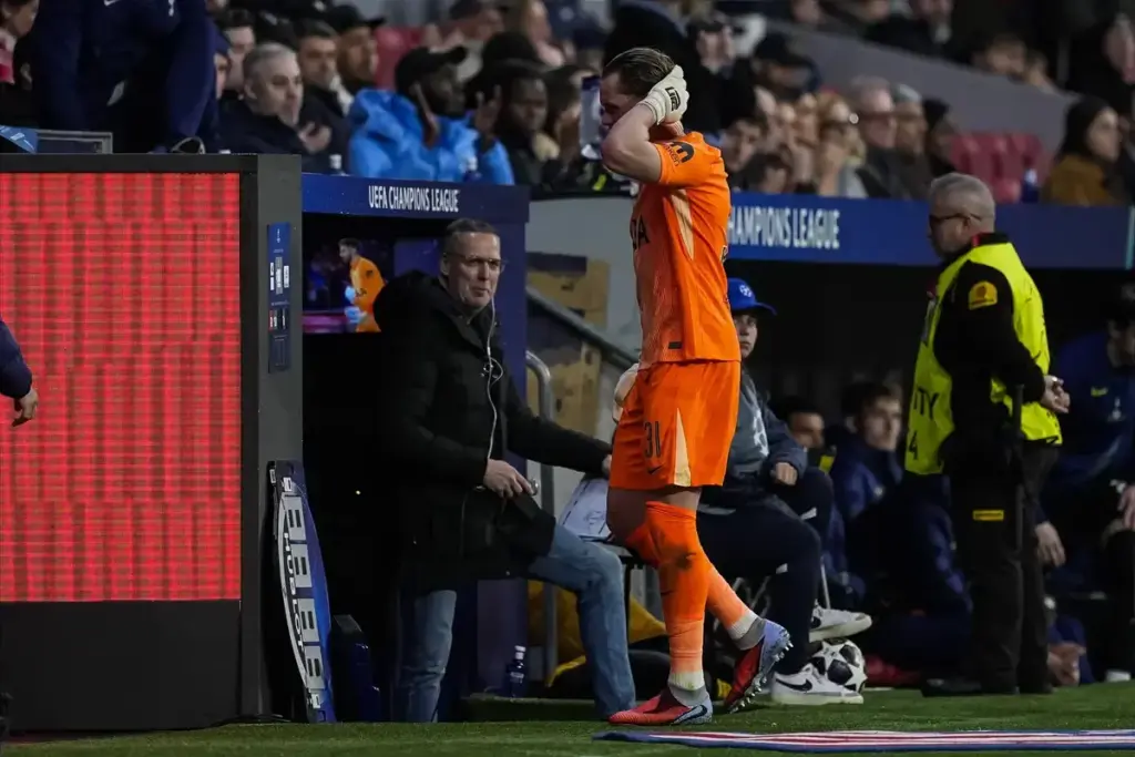 What the Tottenham players did to console Antonin Kinsky after his substitution vs Atletico