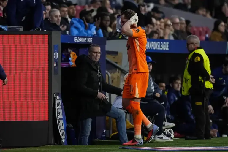 What the Tottenham players did to console Antonin Kinsky after his substitution vs Atletico