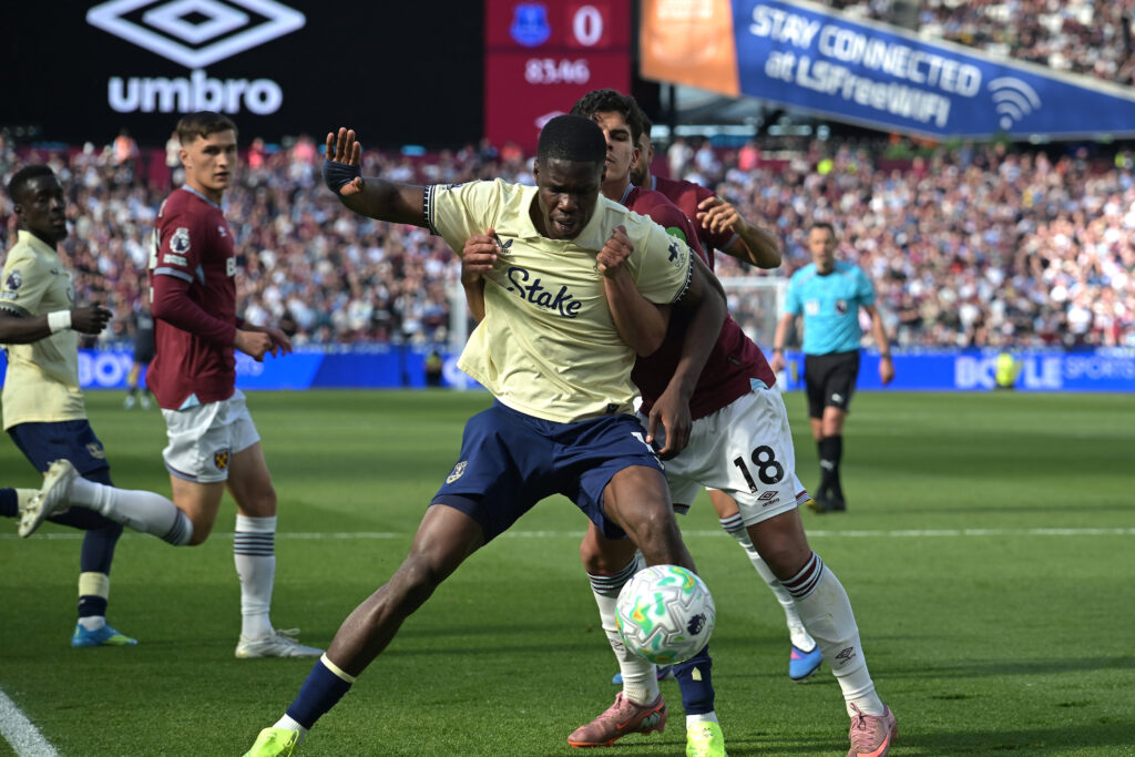 Tottenham’s survival hopes dented by horrific refereeing decision in West Ham vs Everton