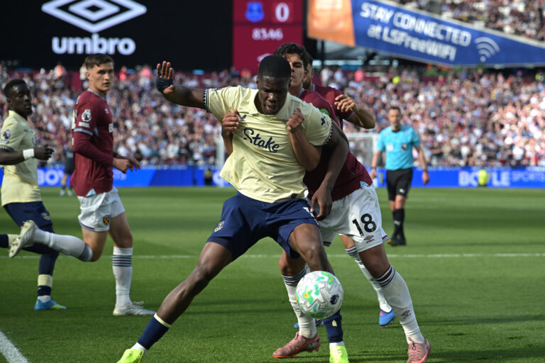 Tottenham’s survival hopes dented by horrific refereeing decision in West Ham vs Everton