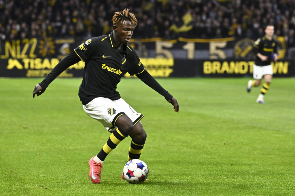‘Exceptional’ attacker responds directly to Tottenham transfer speculation