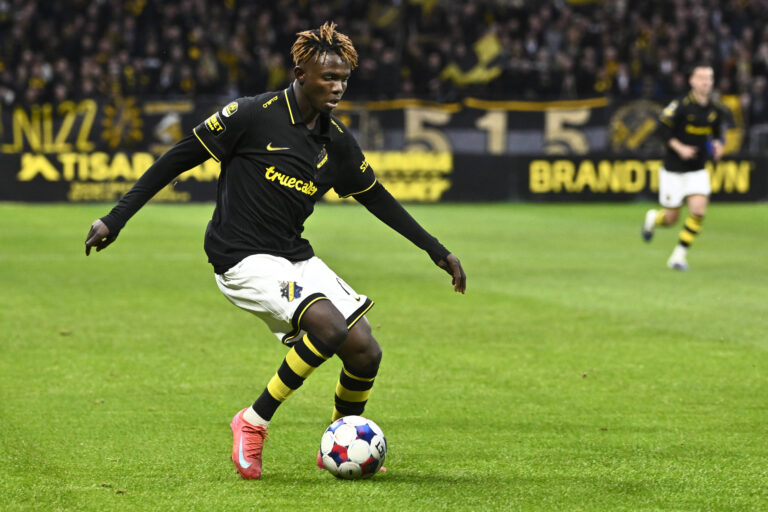 ‘Exceptional’ attacker responds directly to Tottenham transfer speculation