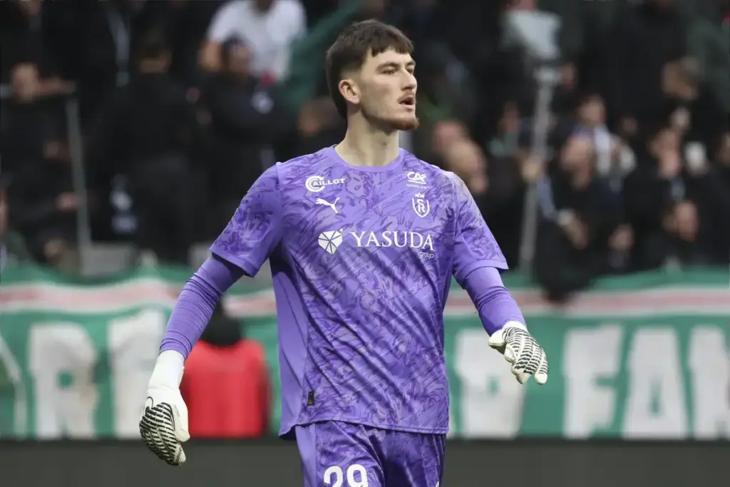 Tottenham involved in bidding war to sign £18m-rated goalkeeper