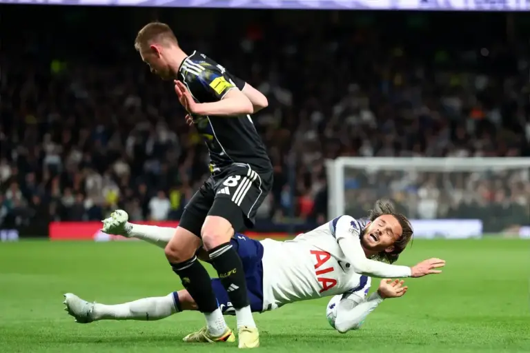 Michael Owen calls out massive VAR blunder during Tottenham 1-1 Leeds