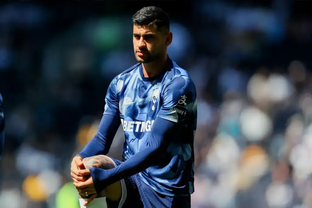 Cristian Romero warms up in Tottenham Hotspur kit