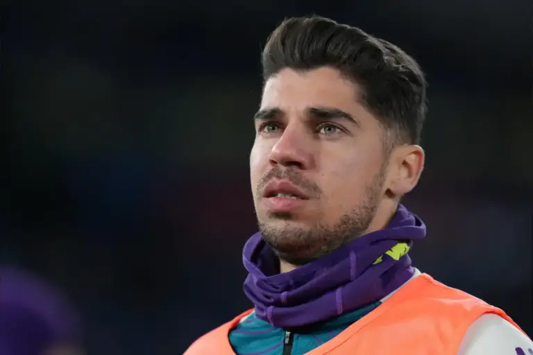 Manor Solomon warms up as a Tottenham Hotspur substitute