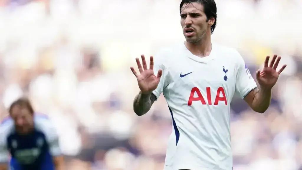 Sandro Tonali fitness Tottenham: Sandro Tonali in a Tottenham Hotspur kit gesturing during a match.